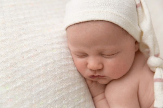 Tips for soothing newborn babies during photography shoots